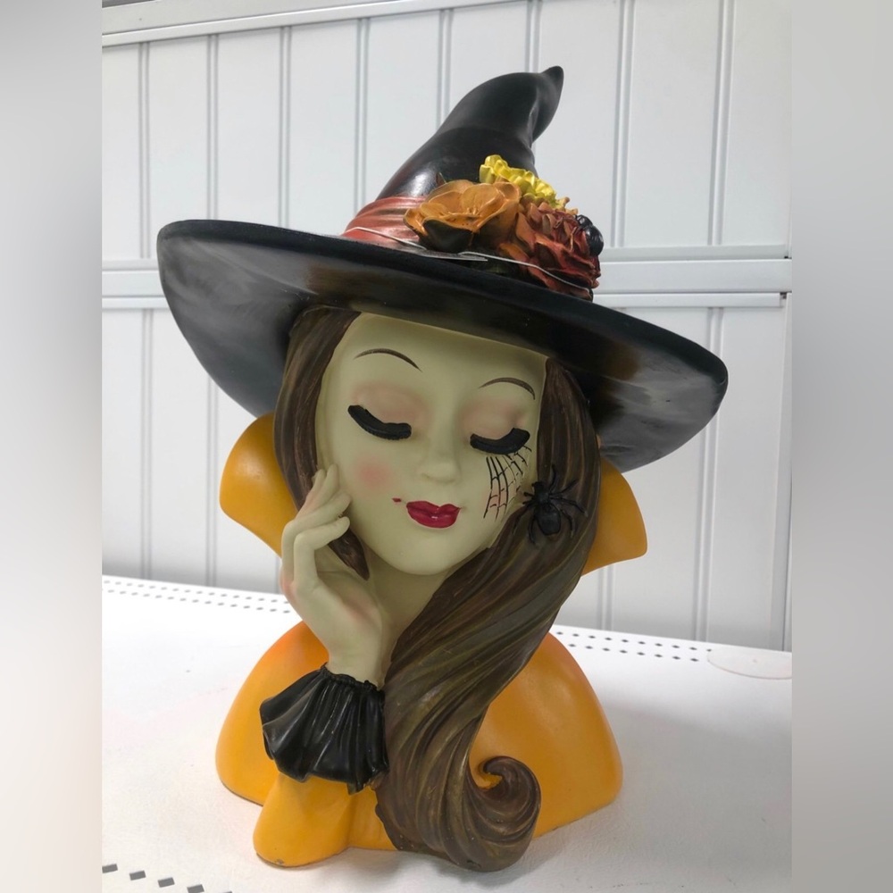 Bella lux Halloween pretty witch bust